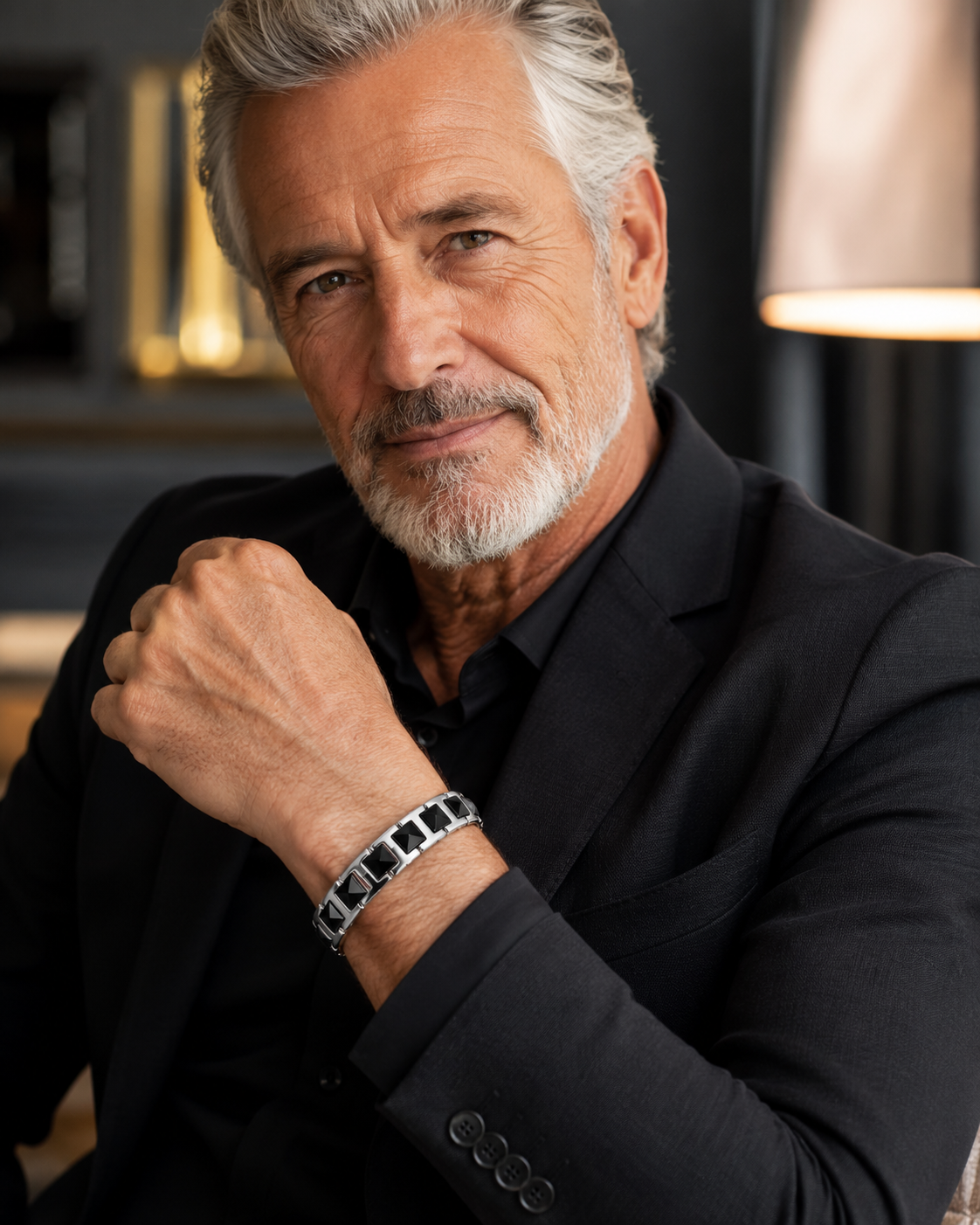 bracelet pyramides céramiques porté par un homme